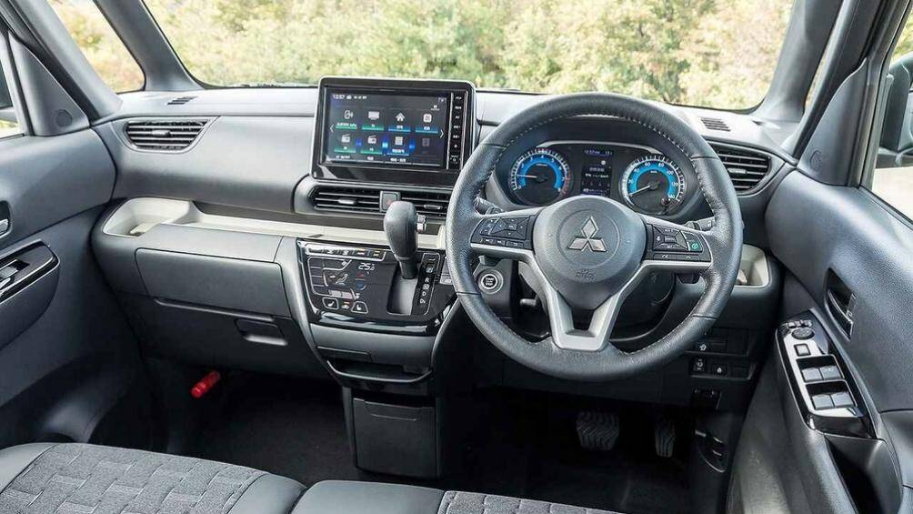 Ở bản cao cấp, xe còn được trang bị vô lăng bọc da/sưởi/tích hợp lẫy chuyển số, bàn gấp tích hợp vào lưng ghế trước, phanh tay điện tử...