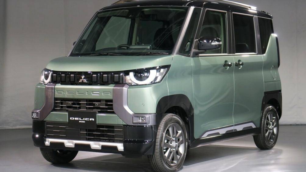 Delica Mini trang bị đèn pha LED bán elip, giống với kiểu dáng đèn trên Land Rover Defender, tên gọi Delica in chìm ở trước và sau xe