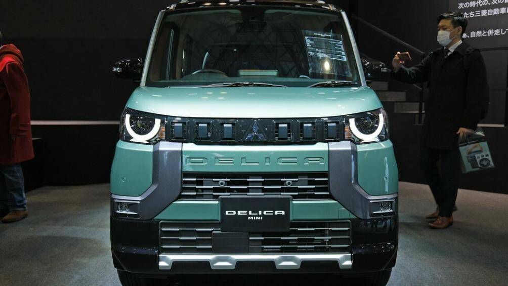 Xe nổi bật với phần lưới tản nhiệt bao quanh bằng nẹp dày dặn, tích hợp đèn sương mù trước, cản trước được sơn màu đen mạnh mẽ