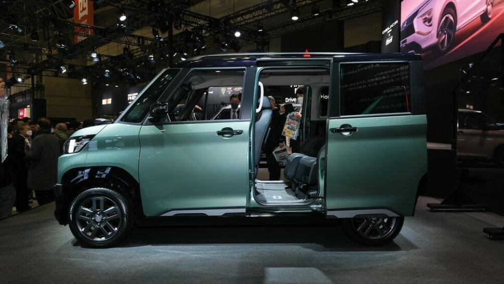 Là phiên bản Mini của Delica, mẫu xe này còn được trang bị cửa trượt ở bên sườn với khoảng mở 650 mm để giúp người dùng thuận tiện hơn khi ra/vào xe