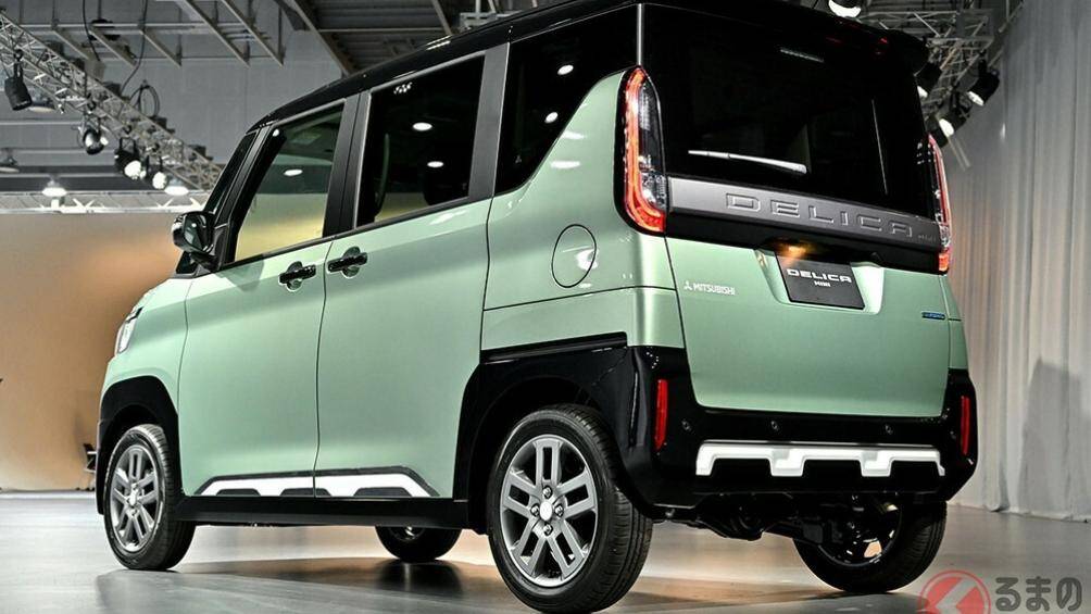 Phía đuôi xe gây ấn tượng với đèn hậu và đèn phản quang được thiết kế theo chiều dọc