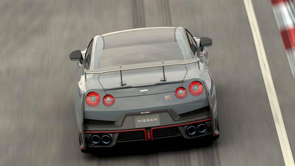 GT-R NISMO Special Edition được lắp đặt nắp capo bằng sợi carbon bóng với các khe gió NACA, màu sơn đặc biệt xám Stealth Gray...