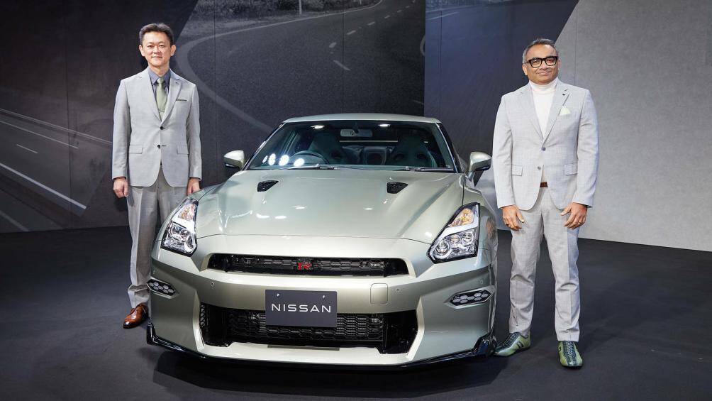 Phần đầu xe được thiết kế lại với lưới tản nhiệt nhỏ hơn nhằm tối ưu hóa khả năng làm mát và khí động học. Đèn sương mù LED được thiết kế hình lục giác