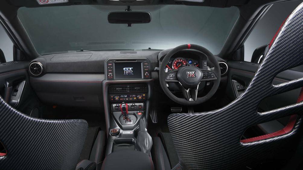 Bên trong, Nissan vẫn sử dụng các chất liệu cao cấp như sợi carbon, Alcantara. Bộ ghế đua bằng sợi carbon của Recaro được nâng cấp trên phiên bản NISMO