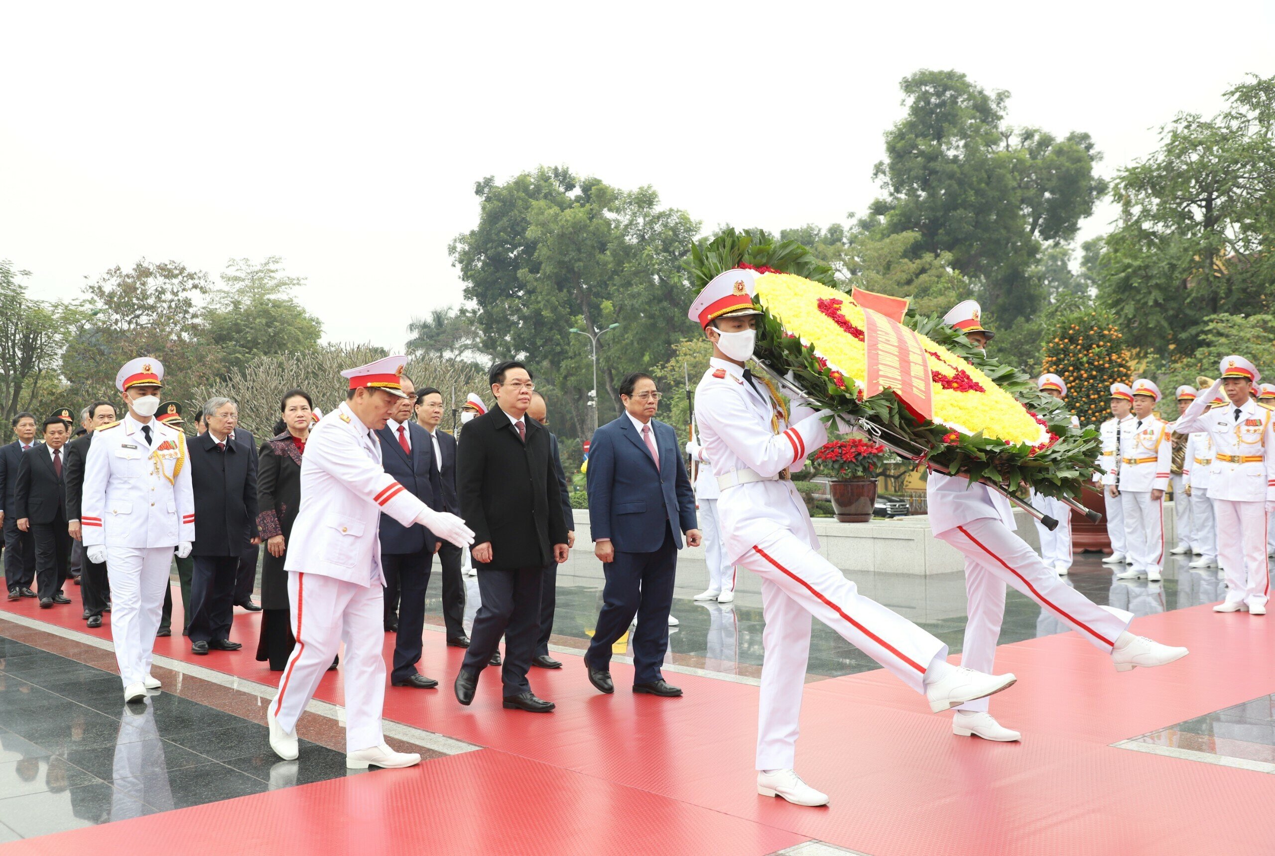 Sau khi vào Lăng viếng Chủ tịch Hồ Chí Minh, Đoàn đã tới đặt vòng hoa, dâng hương, tưởng niệm các Anh hùng liệt sĩ tại Đài tưởng niệm các Anh hùng liệt sĩ trên đường Bắc Sơn.