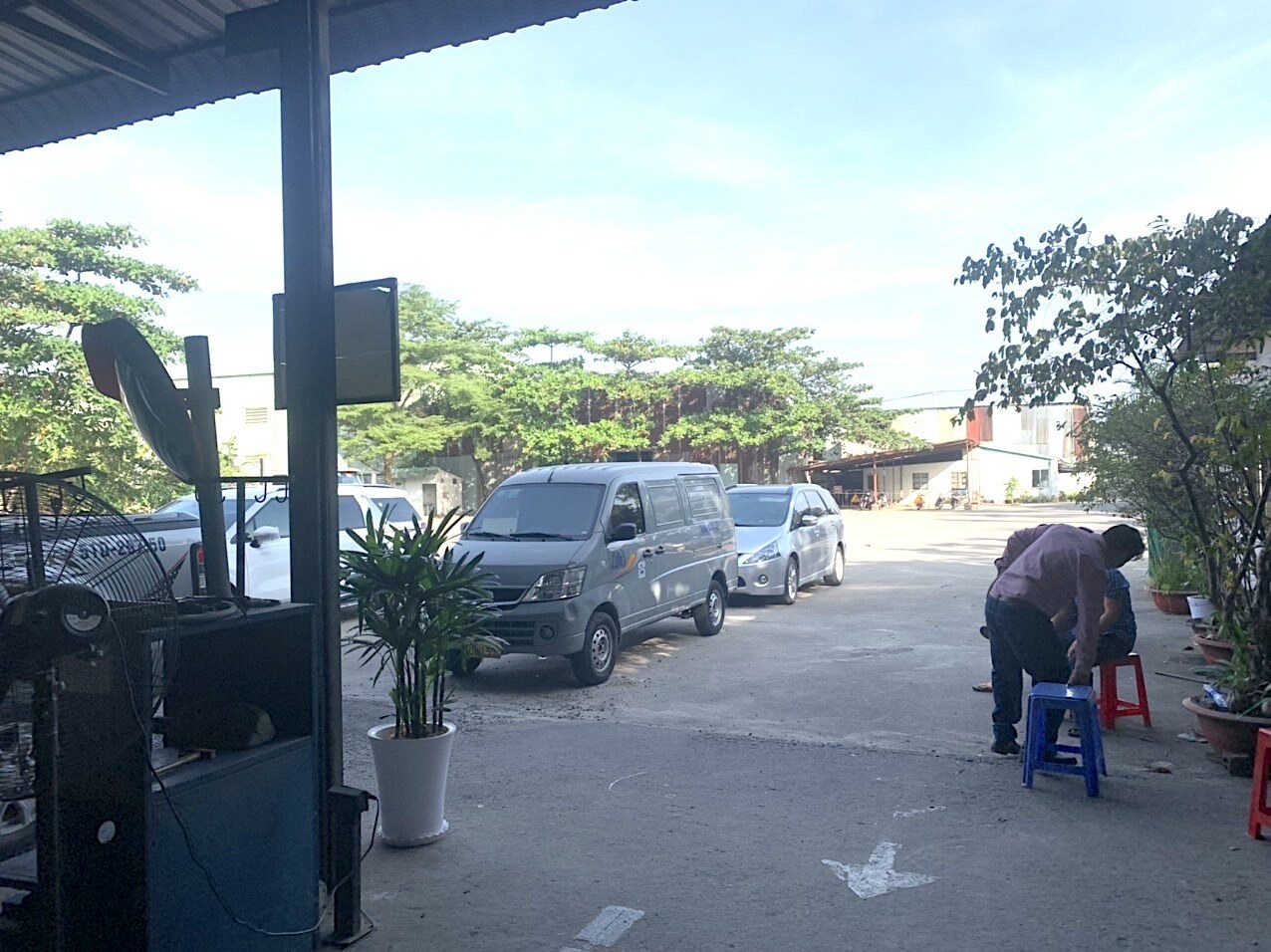 Không còn cảnh hàng dài xe xếp hàng chờ kiểm định như những ngày trước, các xe đến đăng kiểm chỉ cần khoảng 1-2 tiếng là thực hiện xong các quy trình kiểm định