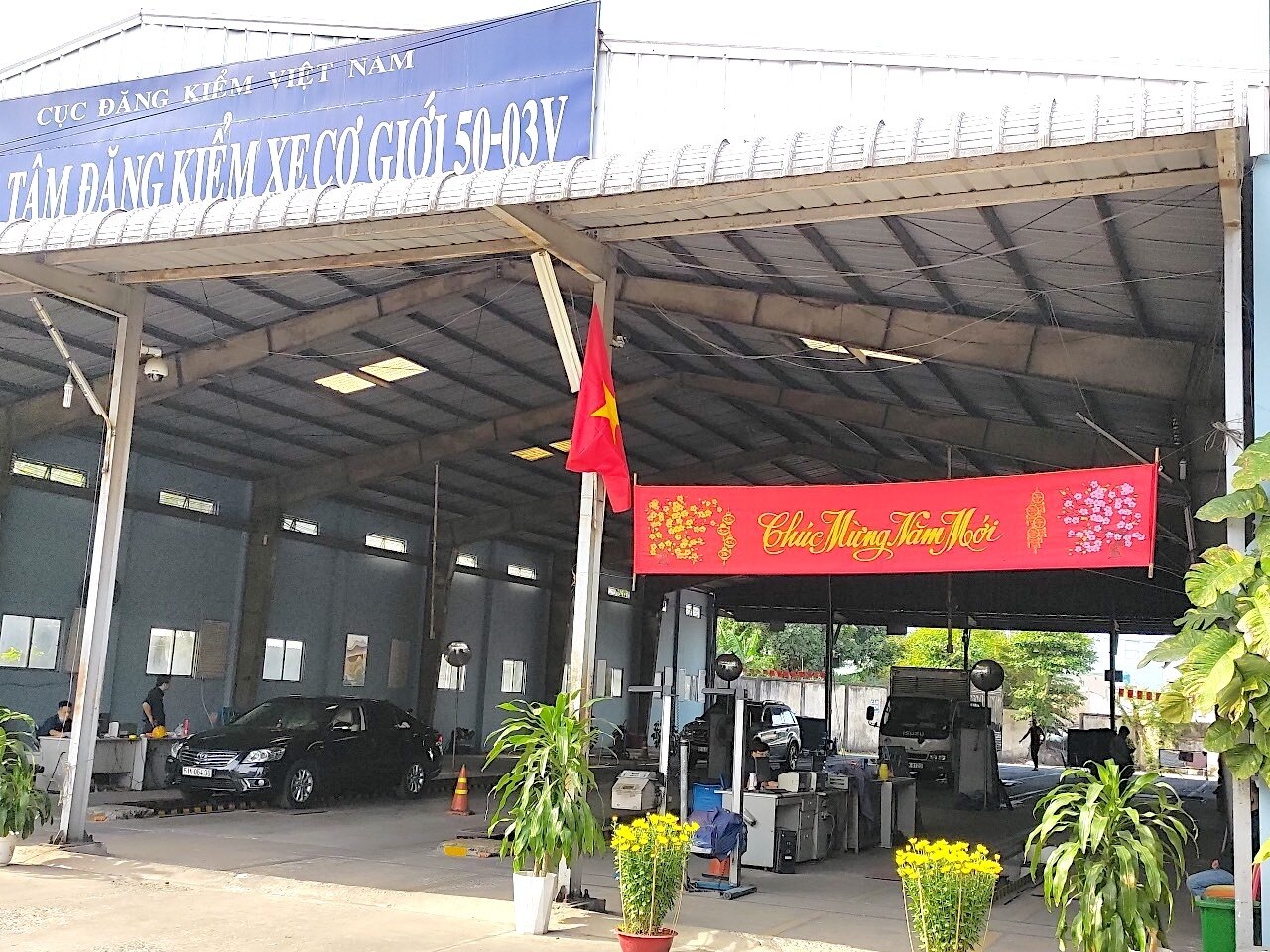 Không khí Tết Nguyên đán cũng đã rộn ràng ở những trung tâm đăng kiểm được mở cửa trở lại từ ngày 16/1/2023 để phục vụ nhu cầu kiểm định tăng cao nủa người dân dịp cuối năm