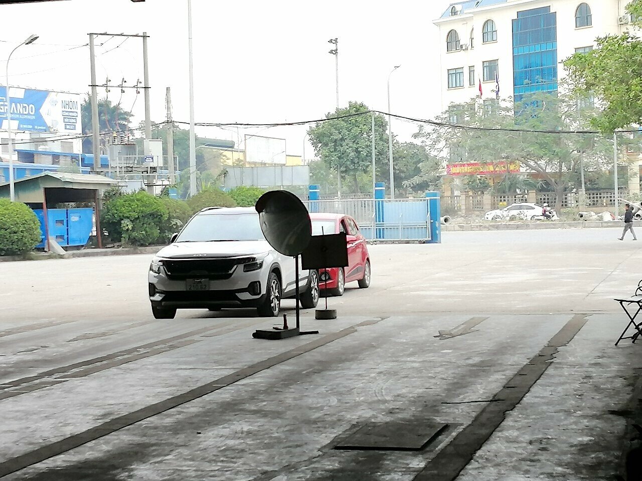 Tại Hà Nội, nhiều trung tâm đăng kiểm cũng không còn tình trạng người dân phải xếp hàng chờ từ nửa đêm