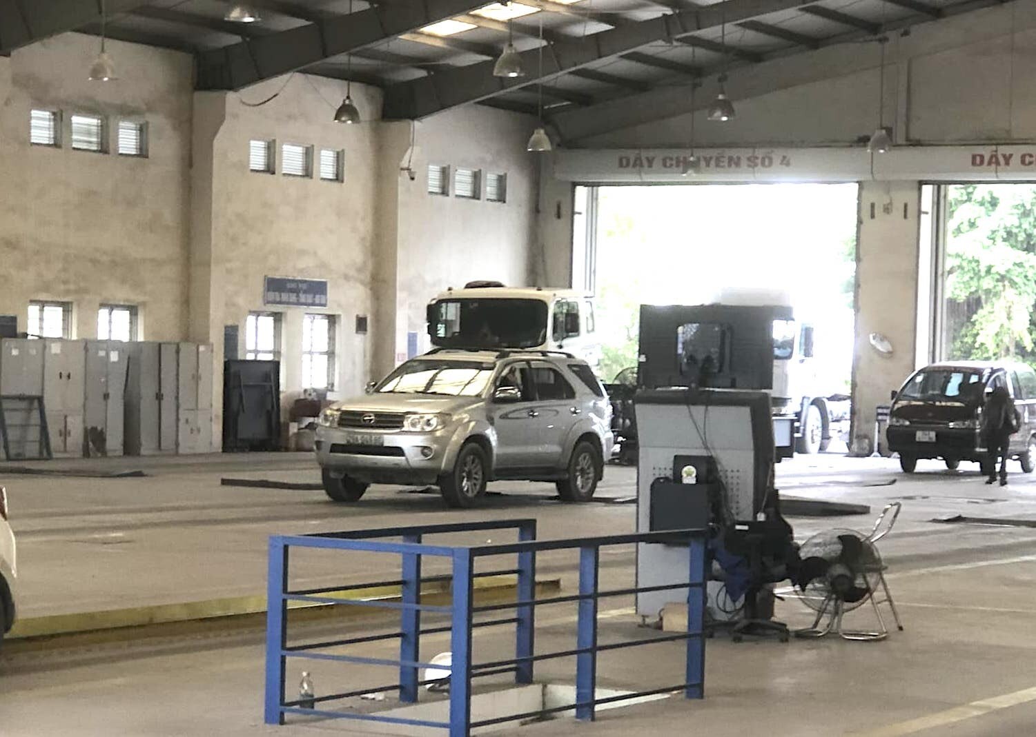 Tại Hải Dương, tình trạng ùn tắc đăng kiểm cũng không xảy ra, các phương tiện chỉ cần chờ khoảng 1-2 tiếng là có thể kiểm định xe