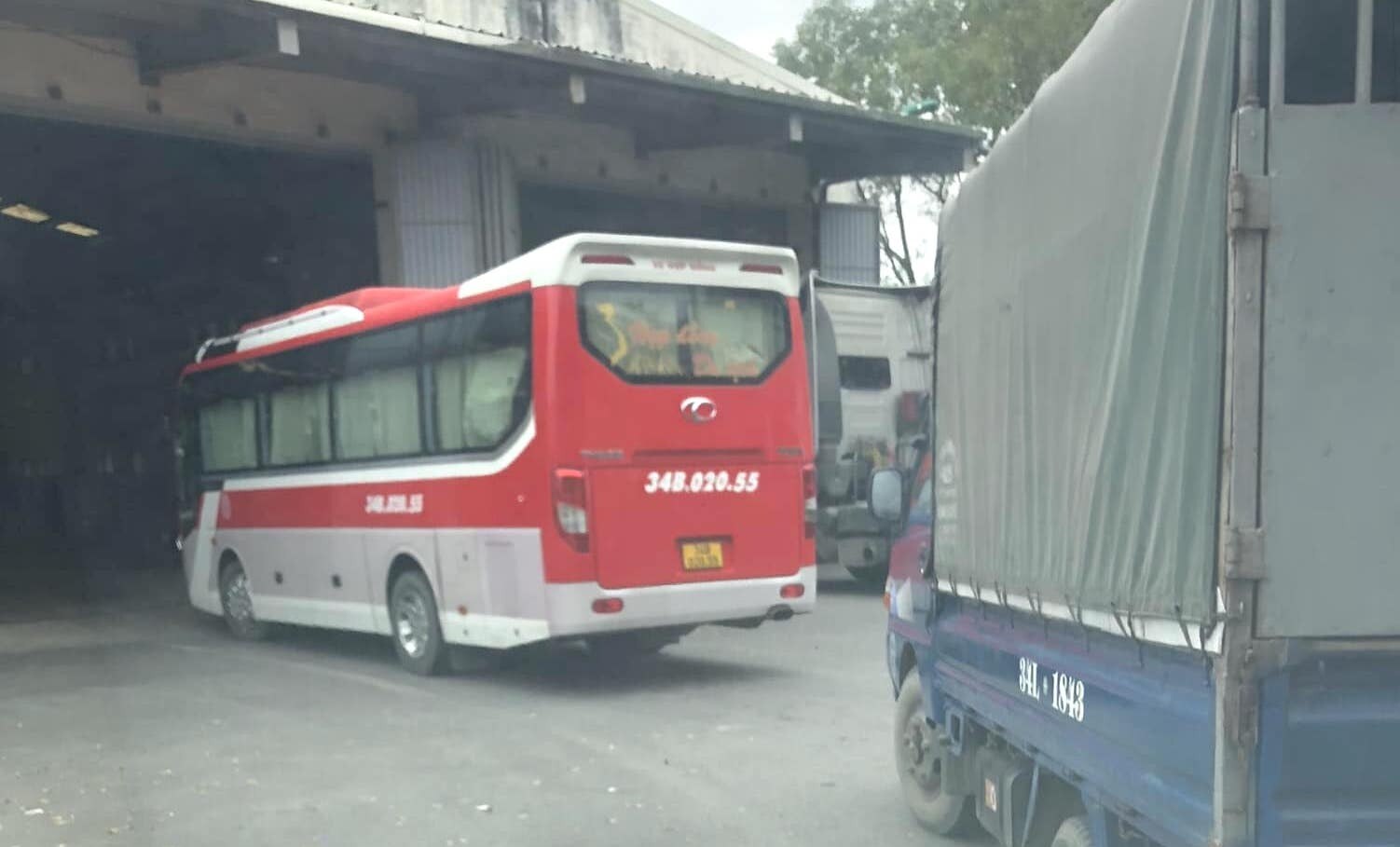Dù tình trạng quá tải đăng kiểm đã giảm nhiều nhưng để đáp ứng nhu cầu của người dân, trong ngày hôm nay (29 Tết), nhiều trung tâm đăng kiểm ở TP Hà Nội và TP. HCM vẫn hoạt động