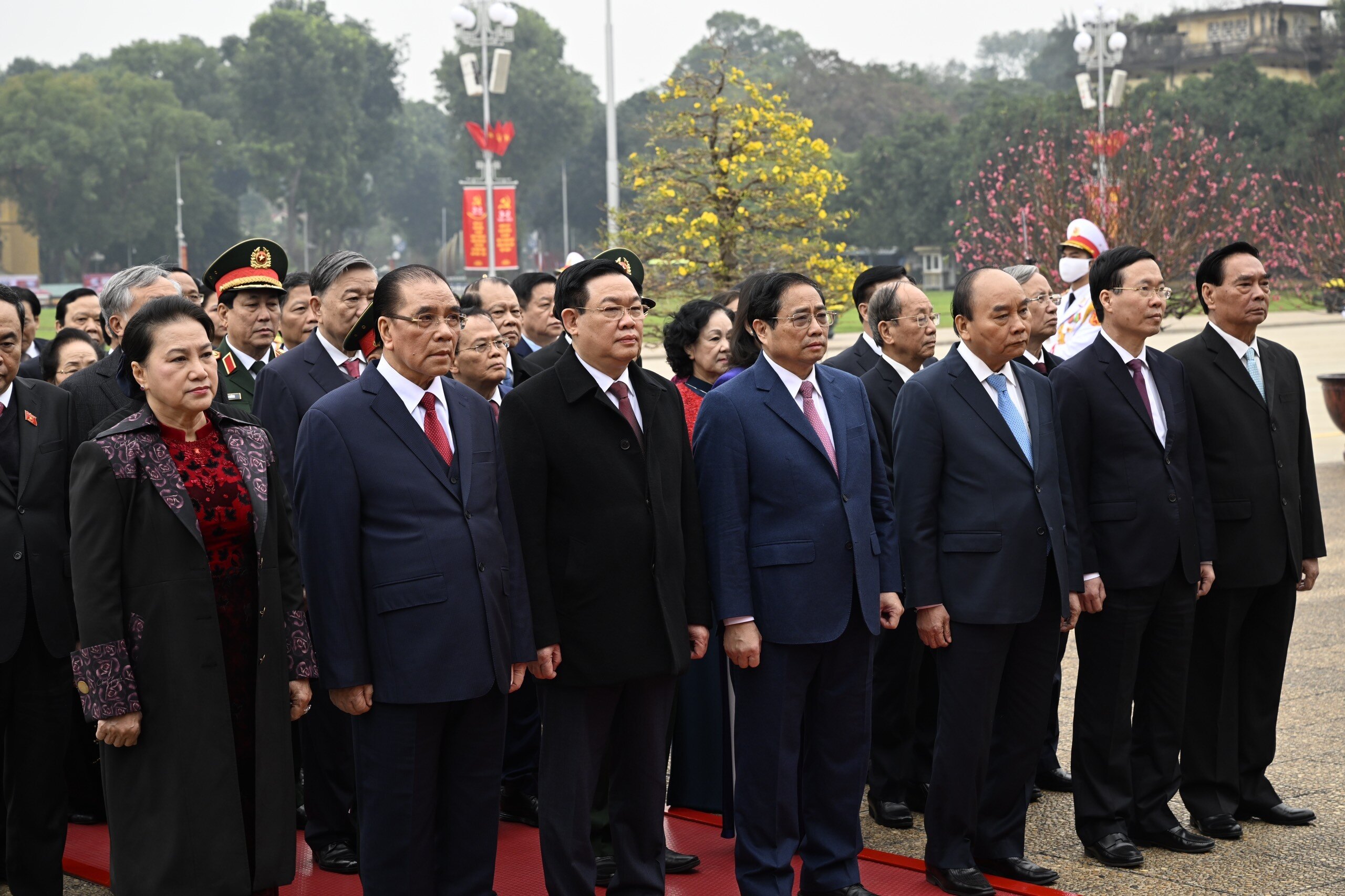 Các lãnh đạo, nguyên lãnh đạo Đảng, Nhà nước và Mặt trận Tổ quốc Việt Nam vào Lăng viếng Chủ tịch Hồ Chí Minh.