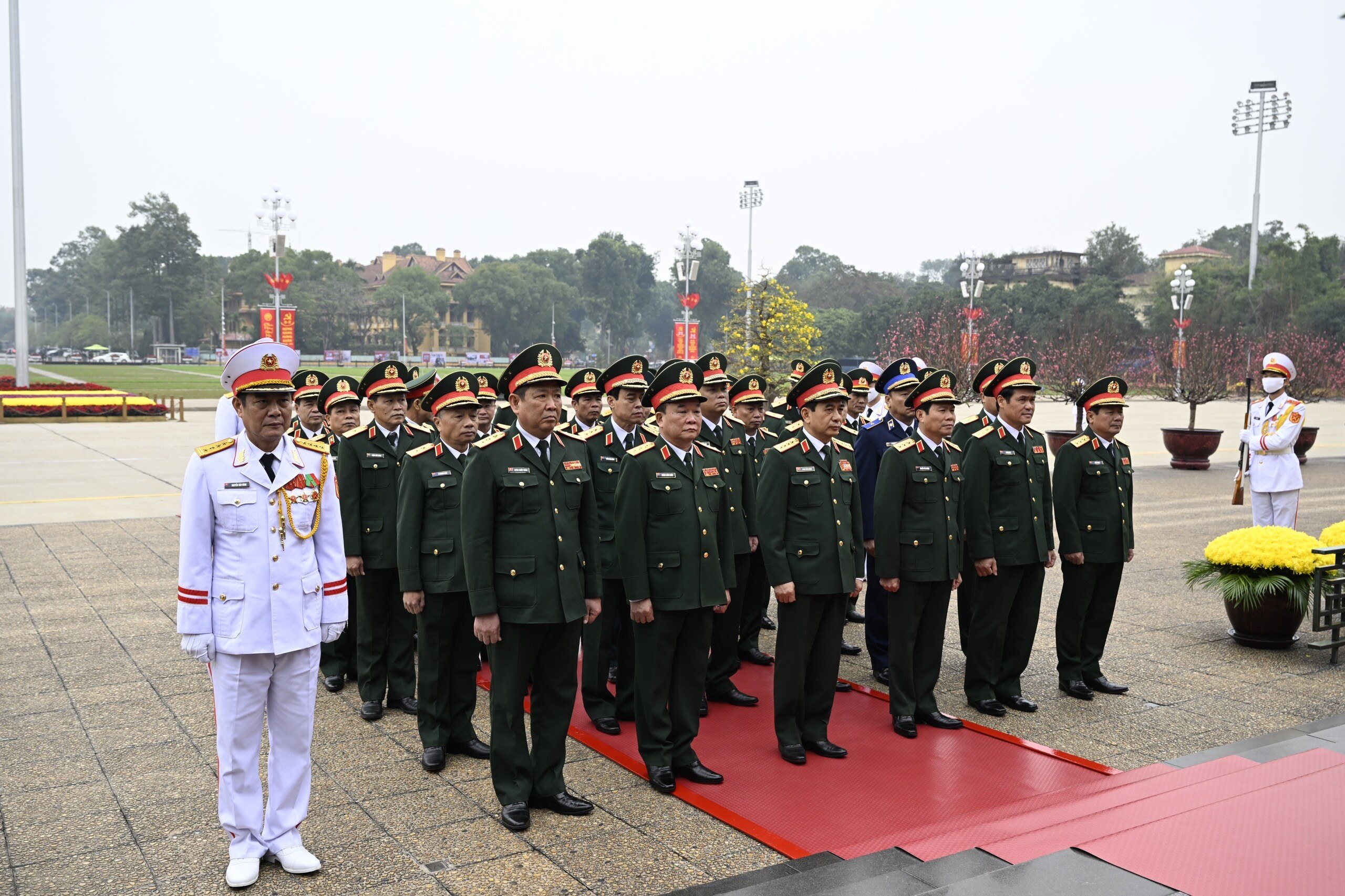 Đoàn đại biểu Quân ủy Trung ương - Bộ Quốc phòng thành kính tưởng nhớ Chủ tịch Hồ Chí Minh.