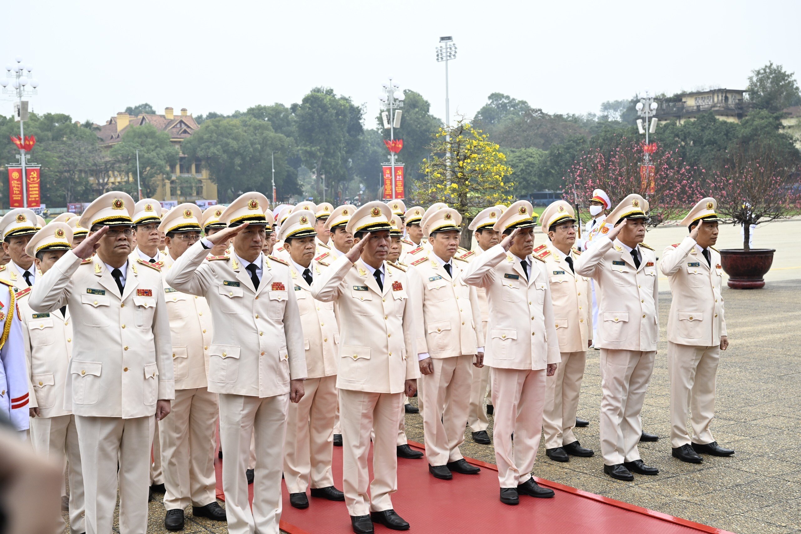 Đoàn đại biểu Đảng ủy Công an Trung ương - Bộ Công an thành kính tưởng nhớ Chủ tịch Hồ Chí Minh.