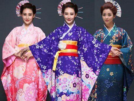 Tại Nhật Bản – xứ sở anh đào, theo truyền thống, ngày Tết người dân thường mặc các bộ kimono. Những màu sáng có sắc nóng như màu đỏ thường được dùng cho trẻ em và phụ nữ chưa kết hôn, phụ nữ đã có chồng thường mặc kimono màu lạnh và thiết kế tay ngắn.