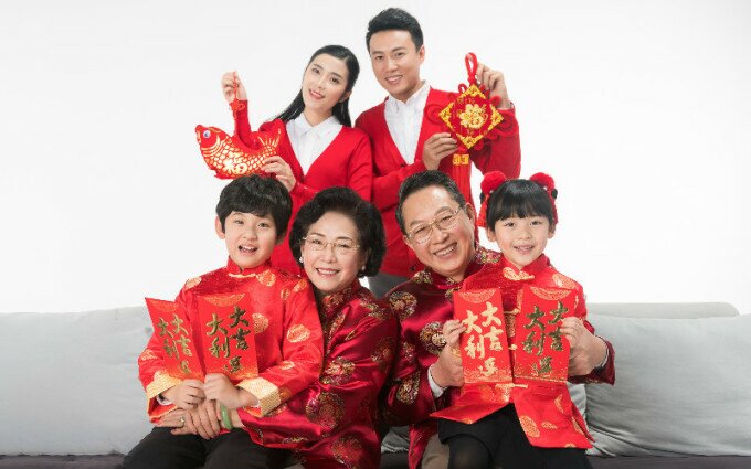 Tại Trung Quốc, màu sắc chủ đạo trong ngày Tết tại nước này luôn là màu đỏ tươi. 
Với phụ nữ, trang phục truyền thống thường là sườn xám vì vừa kín đáo, vừa gợi cảm. Loại trang phục này được ra đời cách đây hơn 2.000 năm. Ở thời hiện đại, sườn xám mang họa tiết hoa, họa tiết cung đình cũng được rất nhiều cô gái ưa chuộng.