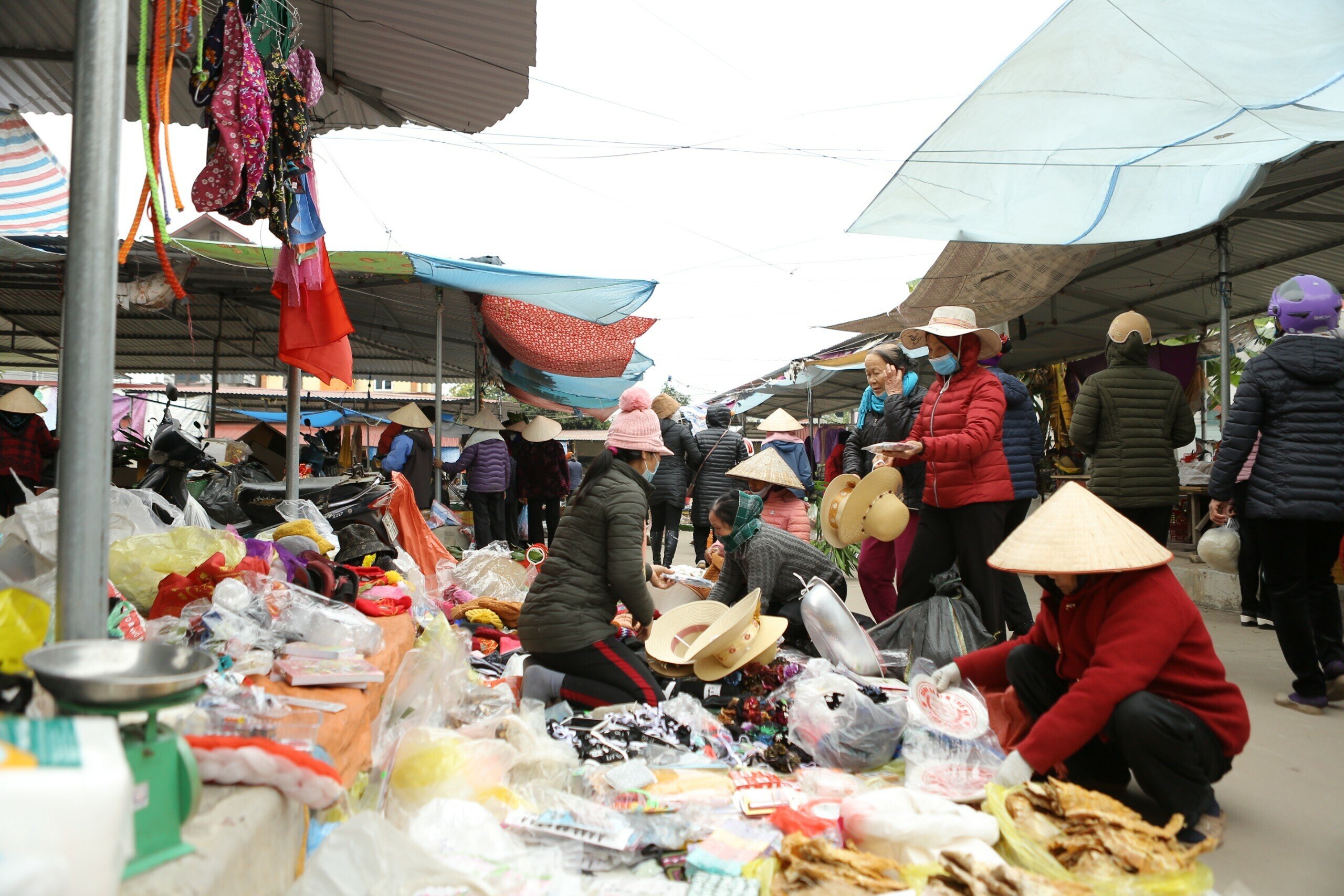 Một gian hàng xén tấp nập người mua trong ngày cuối cùng của năm.