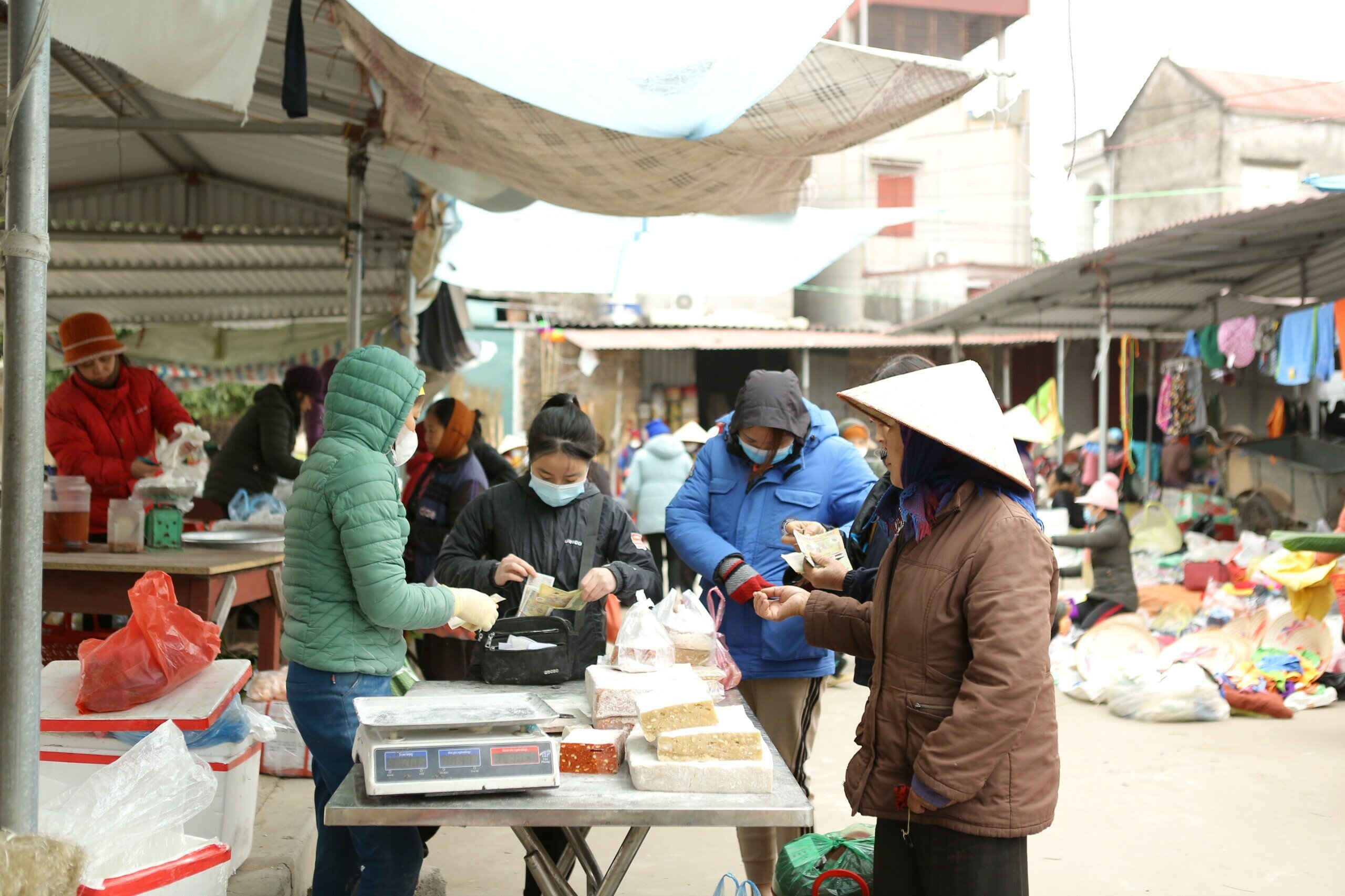 Không còn mái ngói, cột kèo bằng gỗ như ngày xưa, chợ quê Tân An (huyện Yên Dũng, tỉnh Bắc Giang) đã được bê tông hoá khang trang, nhưng không khí chợ quê vẫn ngập tràn.