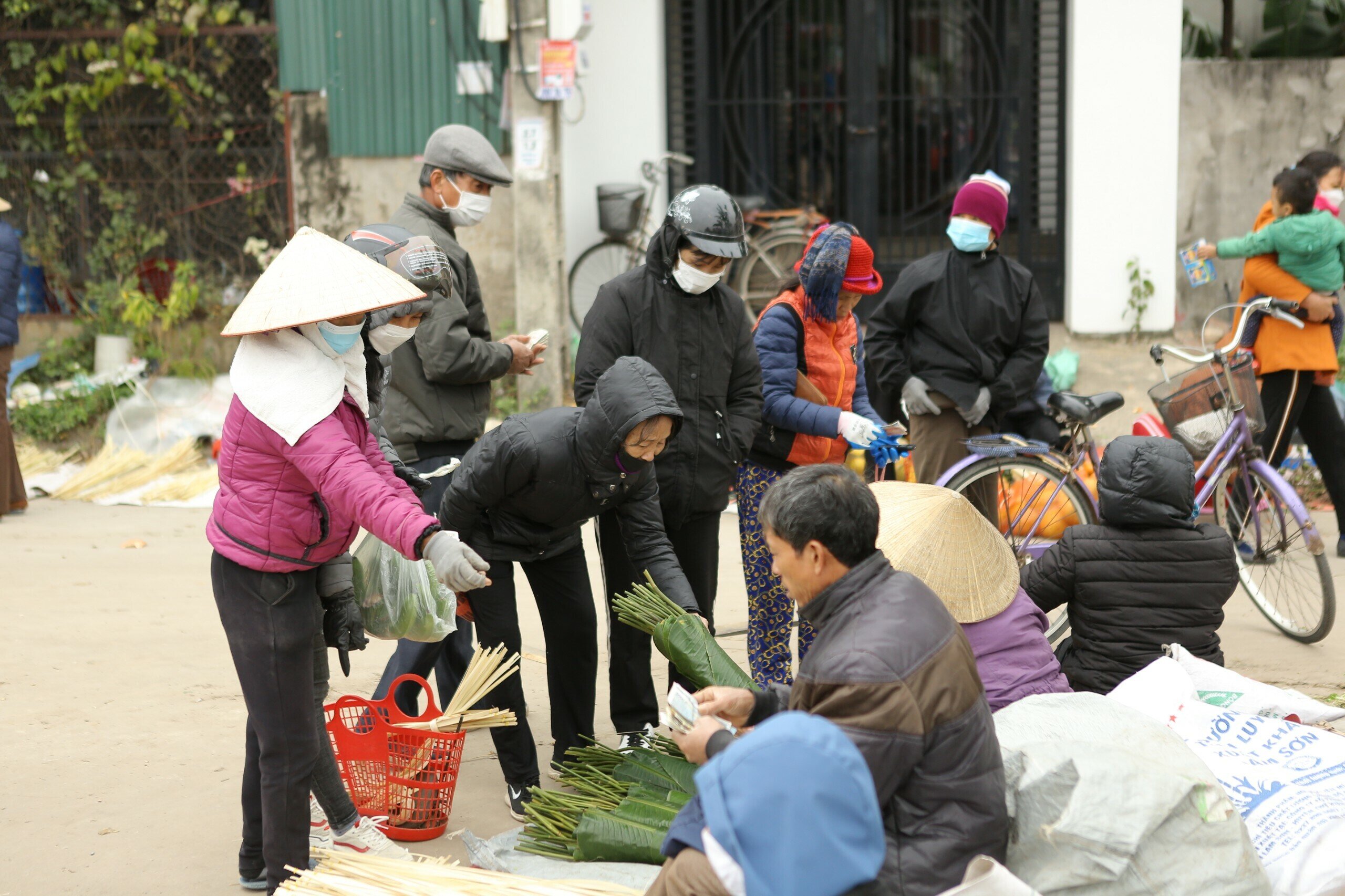 Bà Nguyễn Thị Định cho biết, năm nay lá dong ở chợ Tân An có phần rẻ hơn năm trước vì nguồn cung dồi dào, phong phú.