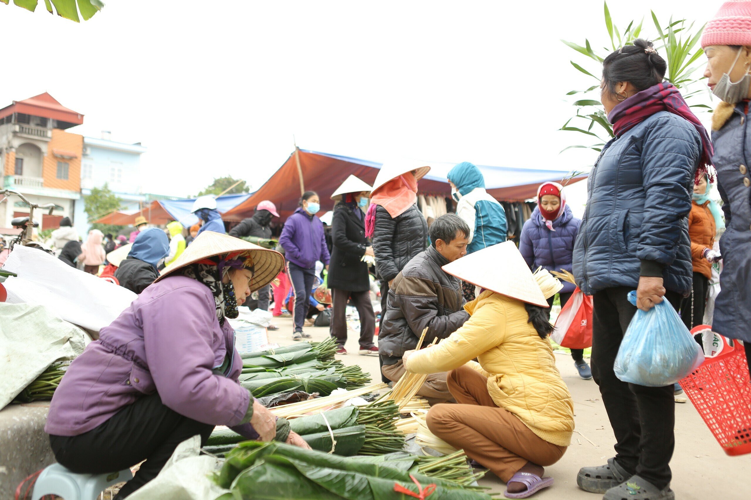Bà Trần Thị Thảo, người bán lá dong cho hay, hôm nay 30 Tết nên mặt hàng lá dong cũng không còn đắt hàng như mấy hôm trước. Những khách lấy hàng hôm nay đều đã hẹn trước để bà dành phần lá. "Có những người con cháu đi làm xa về muộn, muốn gói tấm bánh để tạo không khí Tết sum vầy cho con cháu nên hẹn lấy lá bánh vào ngày 30 Tết", bà Thảo chia sẻ.