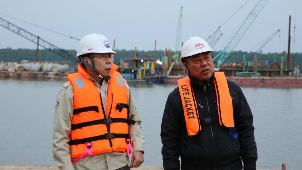 "Quá trình thi công vẫn còn nhiều do khăn do ảnh hưởng của thời tiết và mực nước lên xuống cũng như nhiều yếu tố khác. Nhưng theo chỉ đạo của Ban Quản lý dự án đầu tư xây dựng các công trình giao thông Hải Phòng và bằng sự quyết tâm, nỗ lực của công nhân, nhân viên thì đến nay tiến độ dự án vẫn đang được đảm bảo", ông Phi chia sẻ.