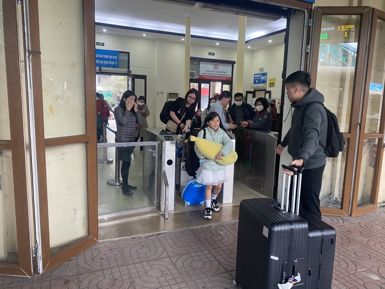 Nhà ga mở cửa đón khách sớm nên mặc dù thực hiện kiểm soát vé nhưng không bị ùn ách