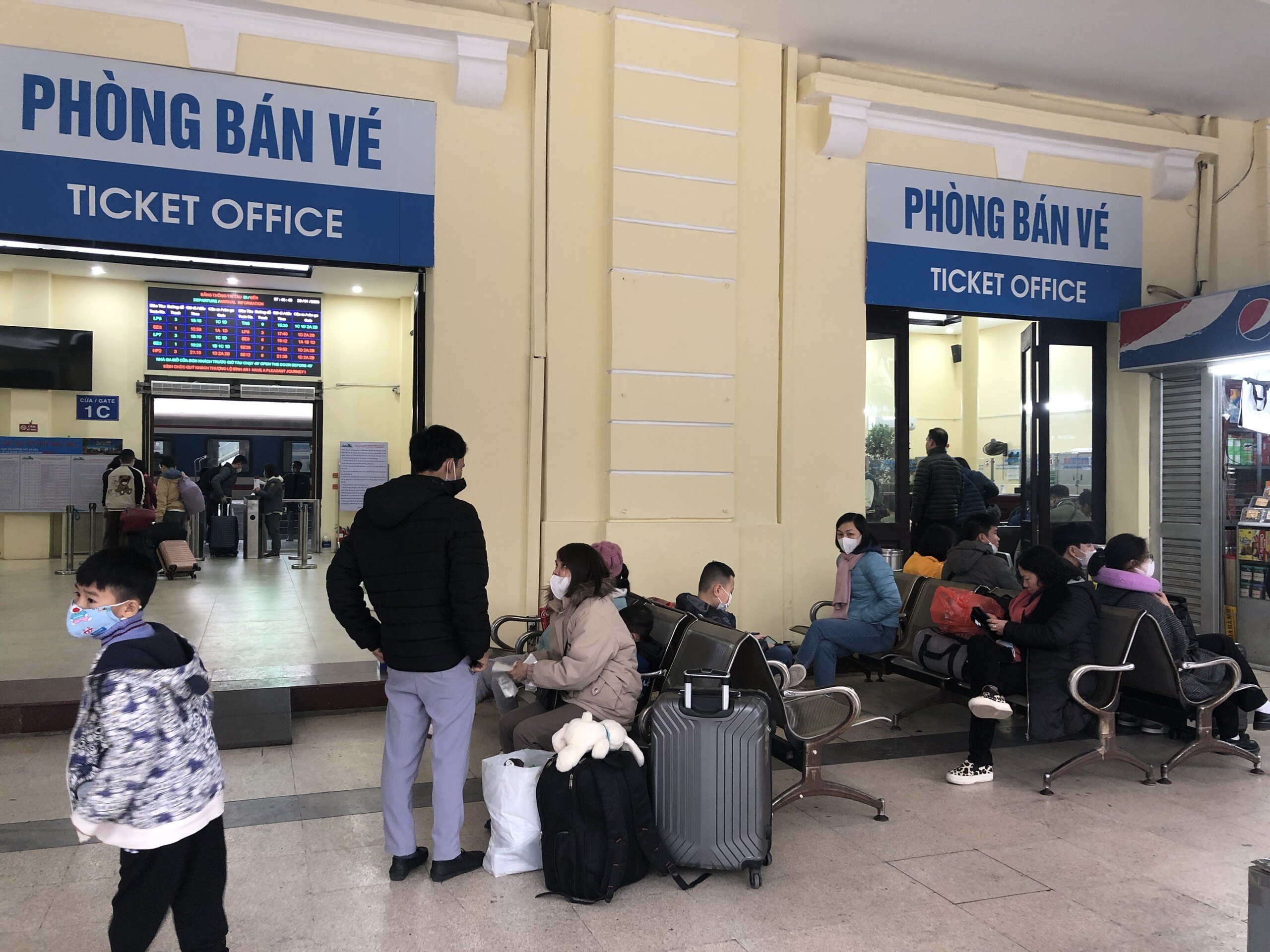 Nhiều hành khách đợi tàu ngoài hiên nhà ga