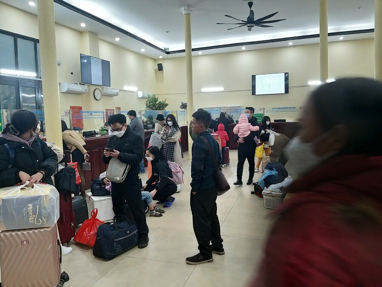 Các chuyến tàu hầu như kín chỗ, chỉ còn ghế phụ. Riêng tàu xuất phát tối nay đi Lào Cai và một số mác tàu Thống nhất vẫn còn vé. Ảnh: Trong ga, hành khách lỉnh kỉnh hành lý chờ tàu.