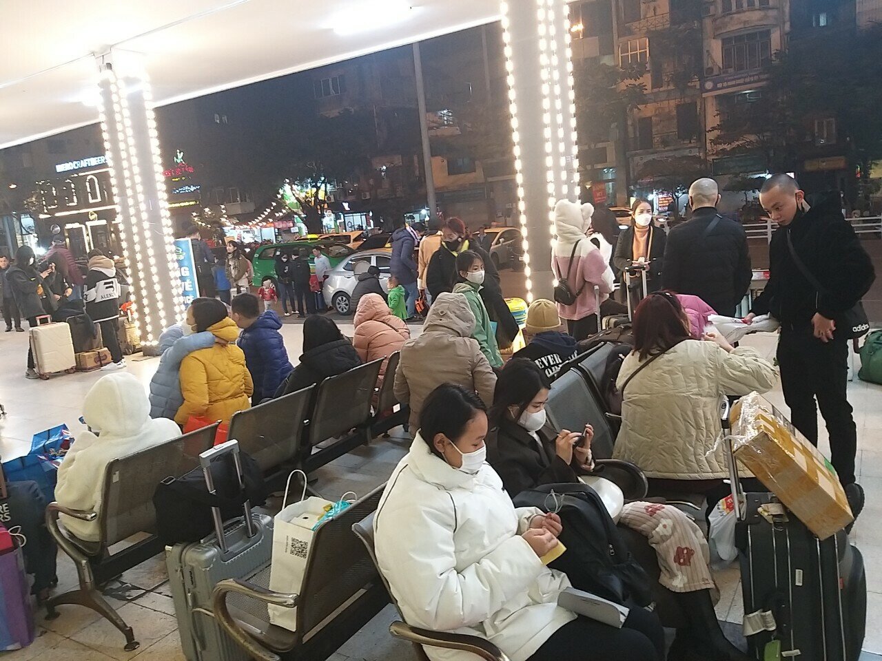 Hành khách ngồi chờ tàu kín cả hiên