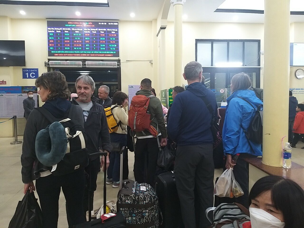 Nhiều khách nước ngoài thích thú đi tàu, hòa chung không khí Tết Việt