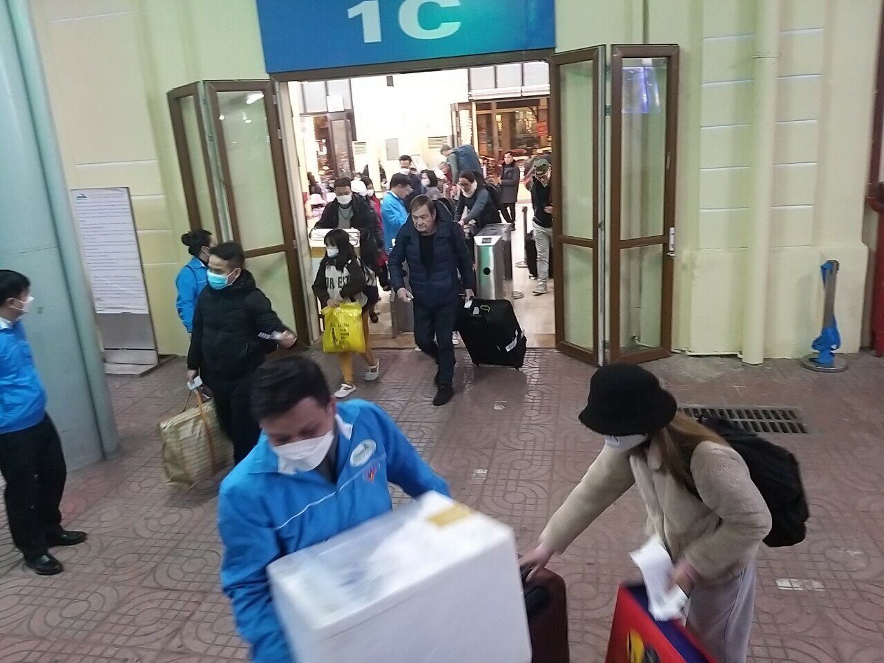 Đoàn viên thanh niên đường sắt ra quân hỗ trợ hành khách