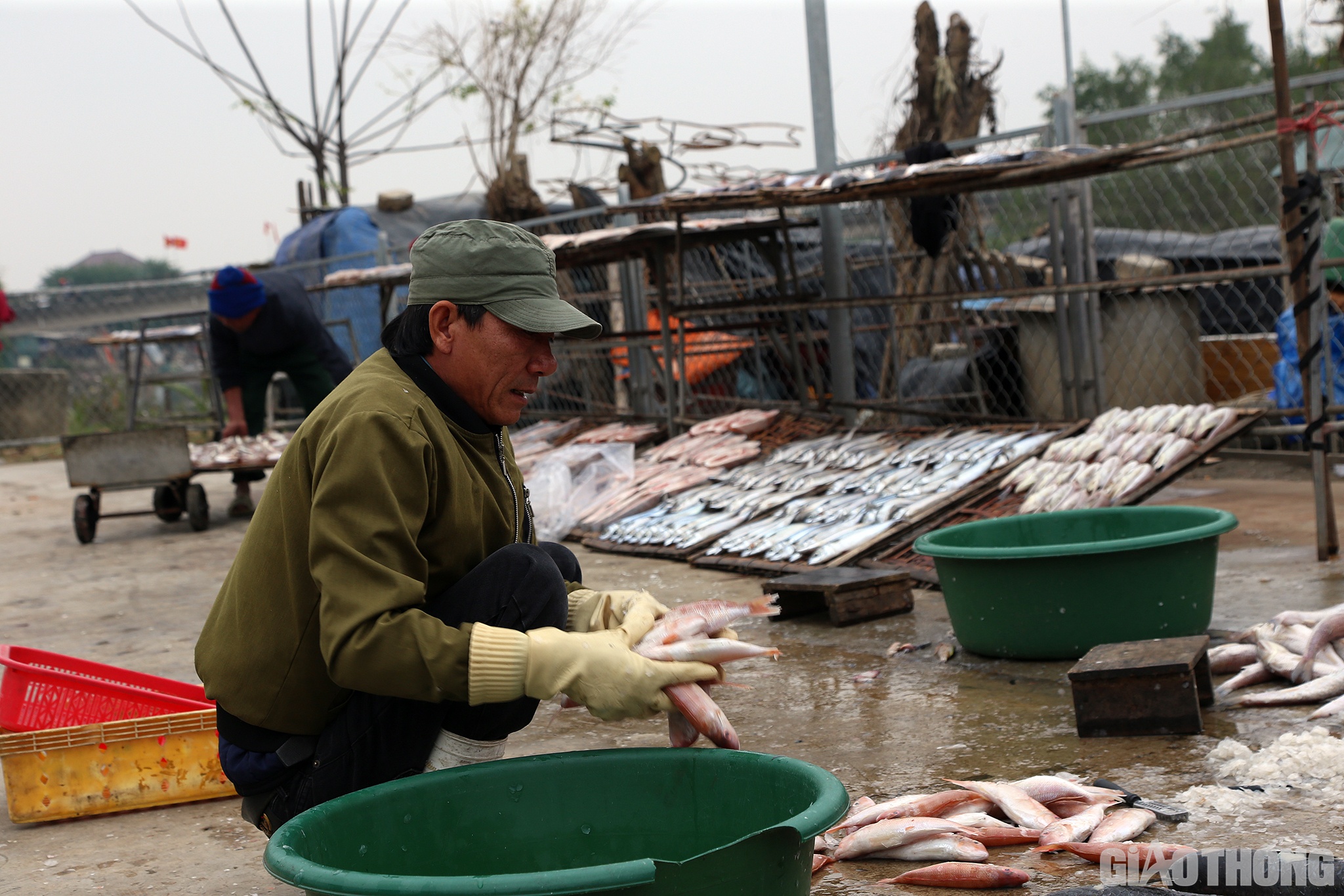 Anh Nguyễn Văn Long (45 tuổi) cho biết, gia đình anh làm nghề nướng cá gần 30 năm nay. Ban đầu là bố mẹ đứng bếp, anh và chị em trong nhà chỉ phụ giúp bố mẹ, đến nay nghề này được truyền lại cho vợ chồng anh.