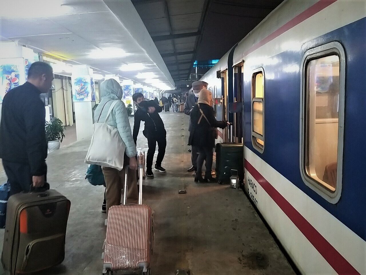 Khách hối hả tìm toa tàu