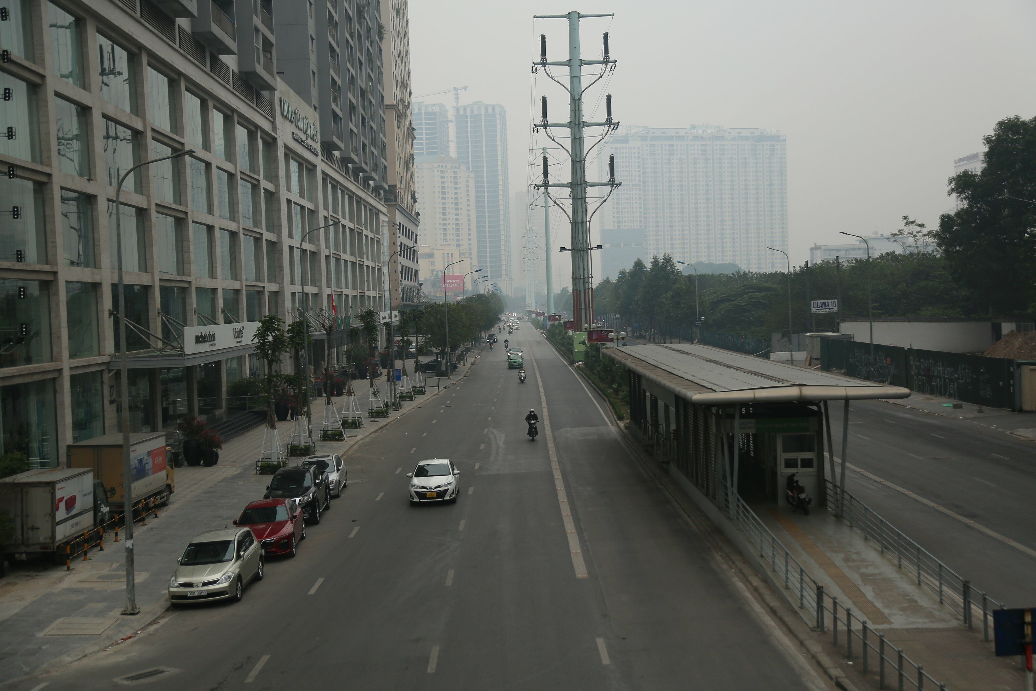 Xe ô tô lưu thông dễ dàng trên đường Tố Hữu.