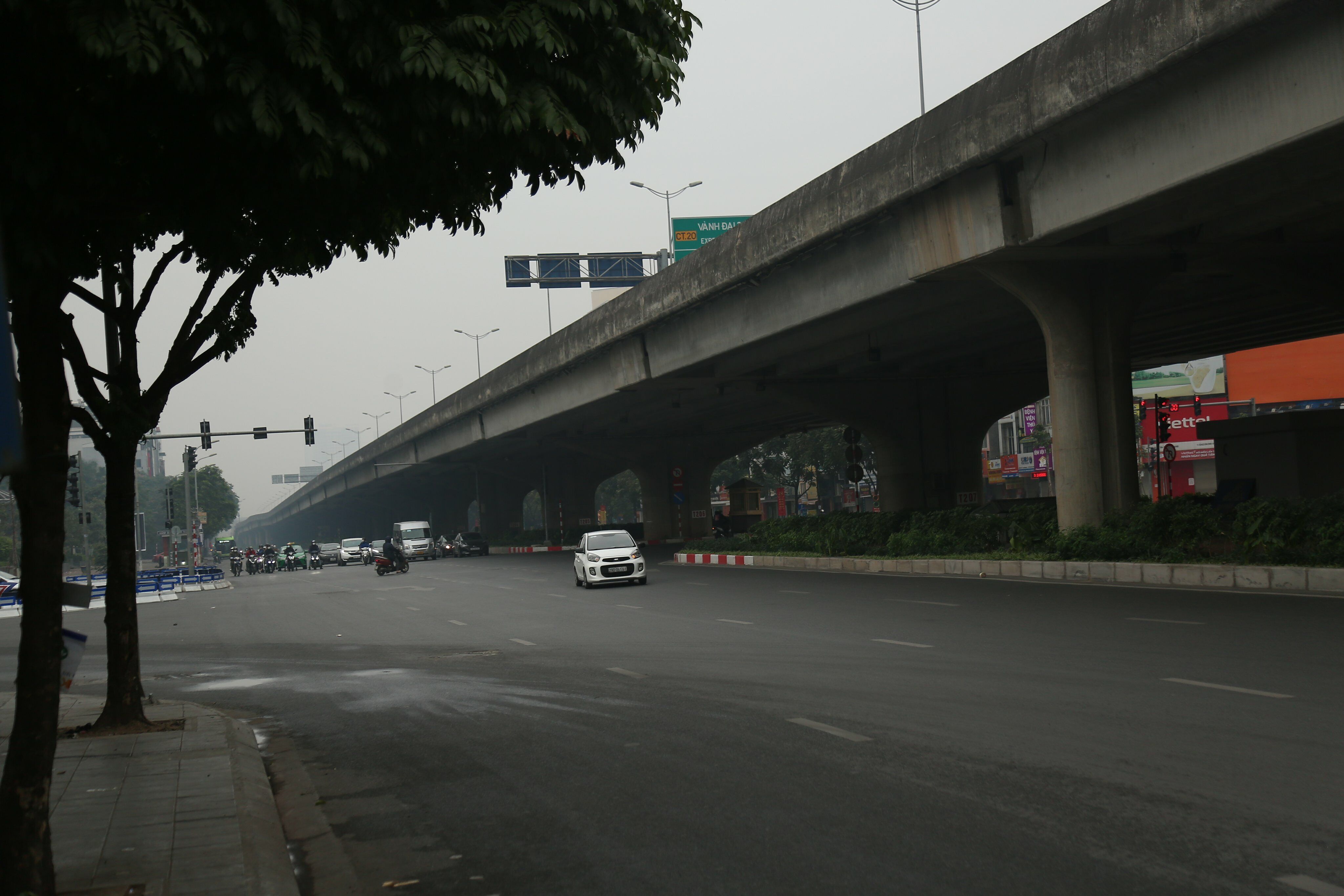 Đường Nguyễn Xiển bên dưới đường vành đai 3 trên cao cũng không ghi nhận ùn tắc.