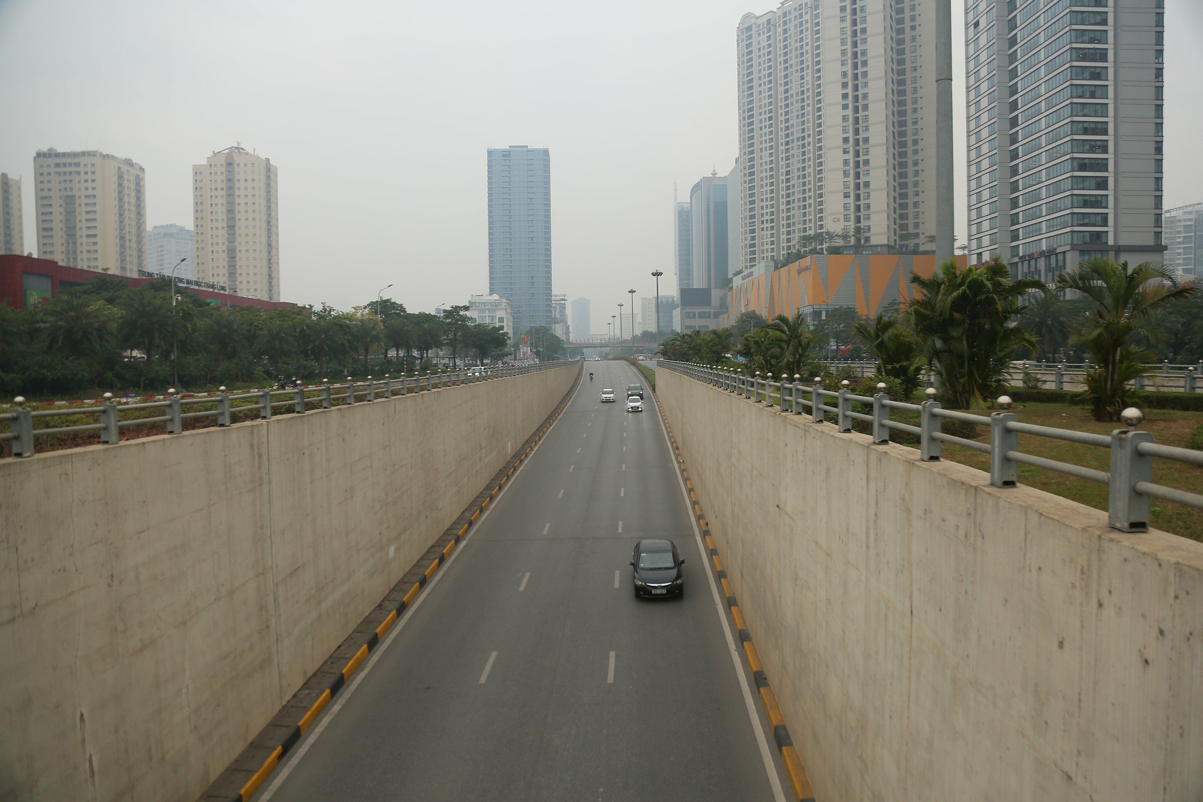 Hầm chui Trung Hoà thi thoảng chỉ có 1 vài xe di chuyển qua.