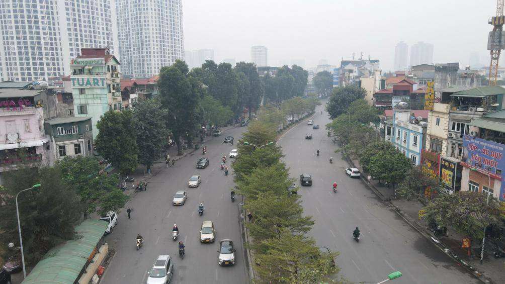 Bên cạnh đó, một số đường phố của Hà Nội vắng vẻ phương tiện đi lại. Phần lớn do người dân đã về quê ăn Tết từ chiều qua (19/1) hoặc sáng nay (20/1).