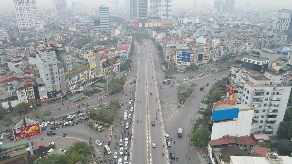 Tại khu vực Ngã Tư Sở, đường phố thông thoáng, lưu lượng phương tiện vừa phải. Không còn cảnh phải chen nhau chật cứng trên vỉa hè.