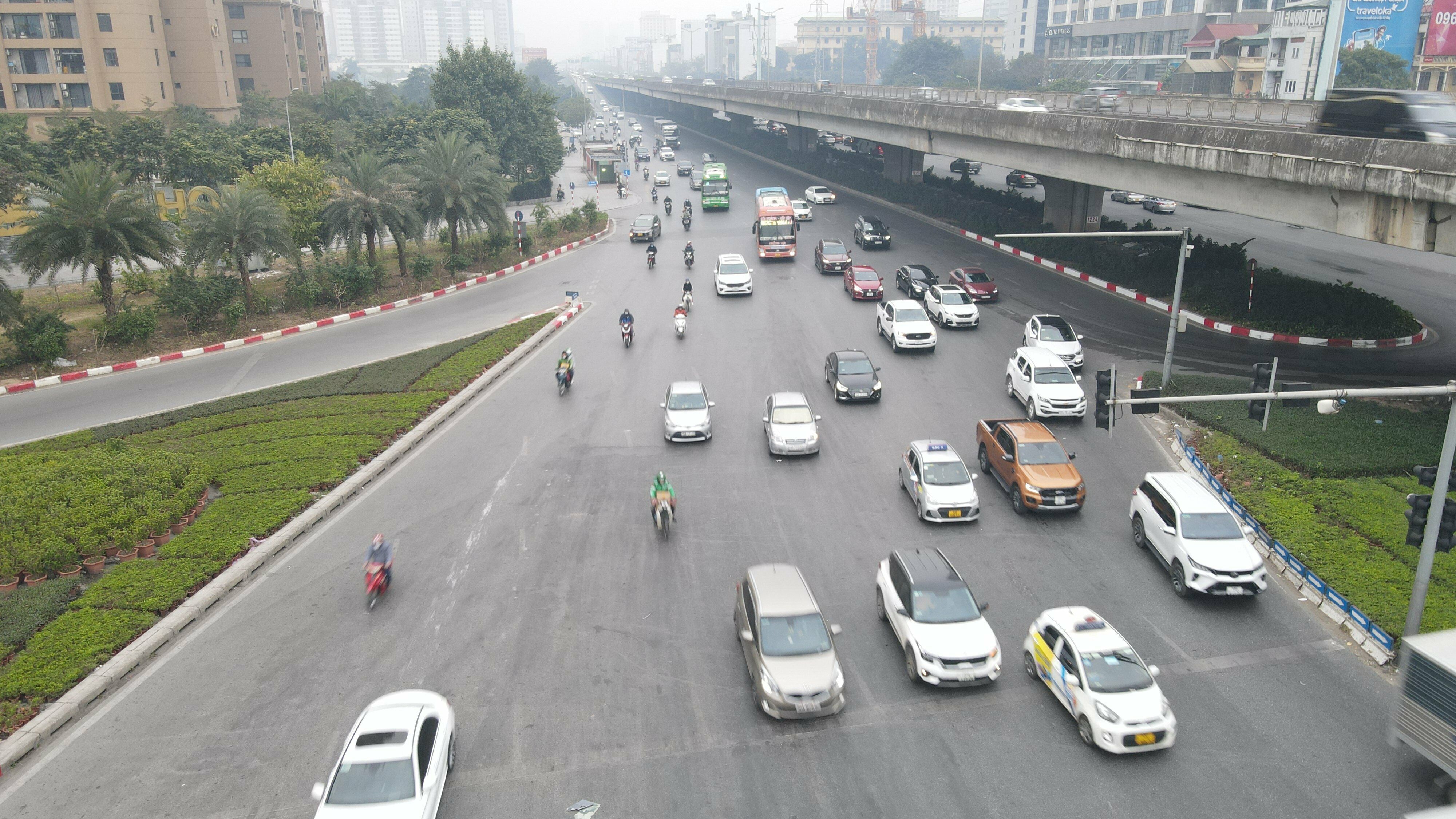 "Những ngày cận Tết năm nào cũng vậy, khi đa số người dân về quê thì các đường phố Hà Nội luôn luôn vắng và thưa người. Phải đến chiều mùng 1 Tết thì không khí mới nhộn nhịp trở lại", anh Cường, người dân ở Hà Nội cho hay.