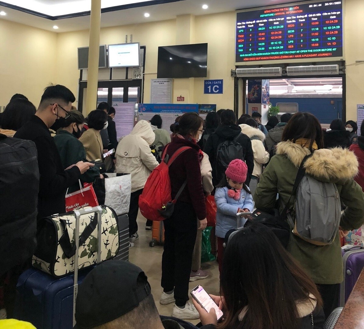 Sáng nay (20/1/2023), tức ngày 29 tháng Chạp, cả nước chính thức bước vào kỳ nghỉ Tết Nguyên đán Quý Mão, người dân tiếp tục đổ về ga Hà Nội đi tàu. Các chuyến tàu giãn cách khoảng một giờ nhưng lúc nào cũng đông khách.