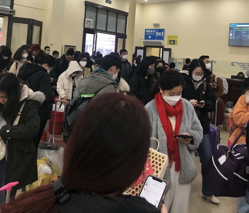 Theo Công ty CP Vận tải đường sắt Hà Nội, hôm nay sẽ có 32 chuyến tàu xuất phát tại ga Hà Nội, trong đó có 16 đoàn tàu Thống nhất, 5 đoàn tàu Nghệ An, 2 đoàn tàu Lào Cai và 9 đoàn tàu Hải Phòng.