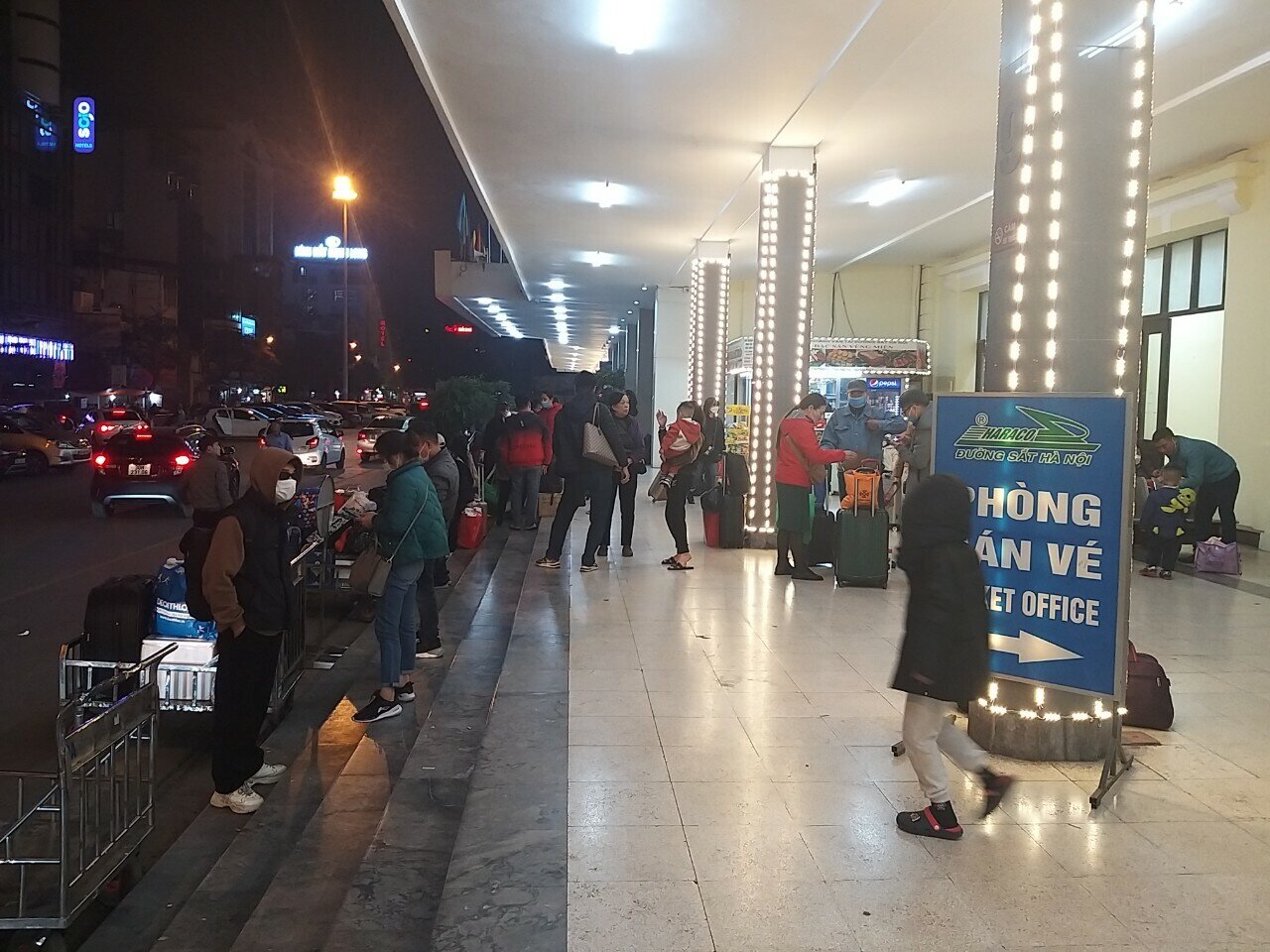 Tối qua, 28 tháng Chạp, tại ga Hà Nội xuất phát khoảng 10 chuyến tàu đi các tuyến. Các tàu đều kín chỗ, phải bán thêm nhiều ghế phụ. Ảnh: Hành khách đổ về ga Hà Nội