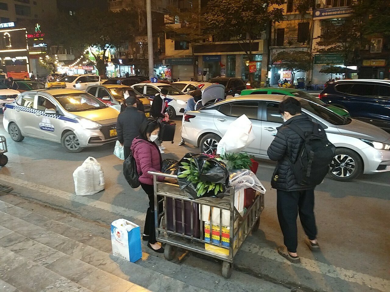 Người dân mang rất nhiều hành lý, cả hoa về quê