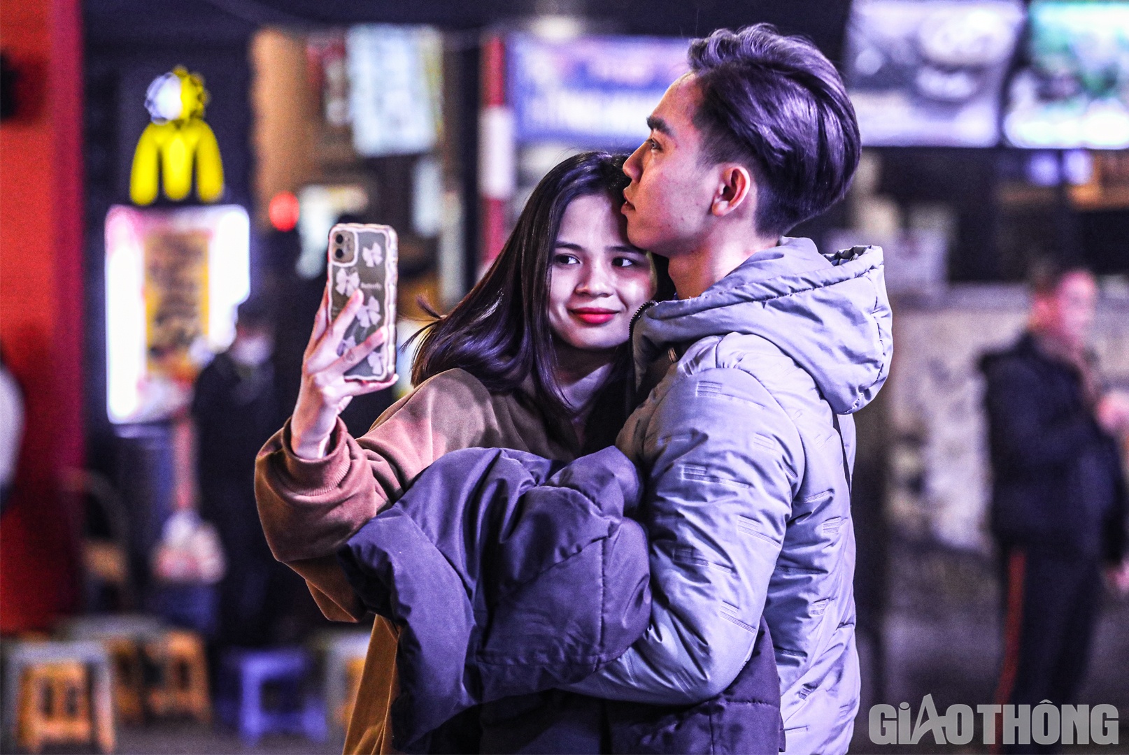 Cùng bạn gái lưu lại những hình đẹp trước thời khắc giao thừa thiêng liêng, bạn Tiến Đạt cho hay: "Suốt một năm qua, chúng em đều bận rộn với công việc và có khá ít thời gian dành cho nhau. Đến hôm nay cả hai mới được nghỉ và cùng nhau đi xem bắn pháo hoa".