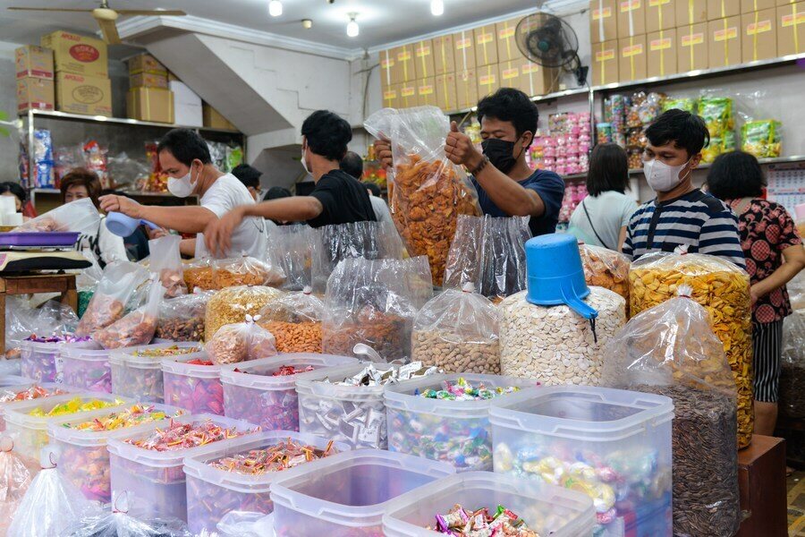 Bên trong một cửa hàng bán thực phẩm, bánh kẹo phục vụ người dân mua sắm dịp Tết Nguyên đán tại khu phố Glodok Chinatown, thủ đô Jakarta, Indonesia. Ảnh - Xinhua