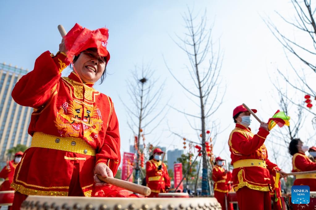 Người dân thành phố Vũ Hán, tỉnh Hồ Bắc, Trung Quốc hứng khởi tham gia trình diễn đánh trống mừng Tết Nguyên đán. Ảnh - Xinhua