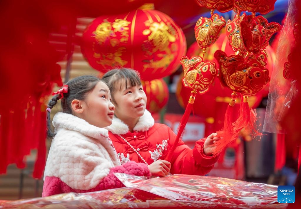 Tết Nguyên đán dường như rộn ràng hơn khi các nước trên thế giới, đặc biệt là khu vực châu Á kể cả Trung Quốc đã mở cửa trở lại, xác định thích ứng linh hoạt với Covid-19.
Trong ảnh, trẻ em chọn đồ trang trí Tết Nguyên đán tại hội chợ ở thành phố Vĩnh Châu, tỉnh Hồ Nam, Trung Quốc. Ảnh - Xinhua