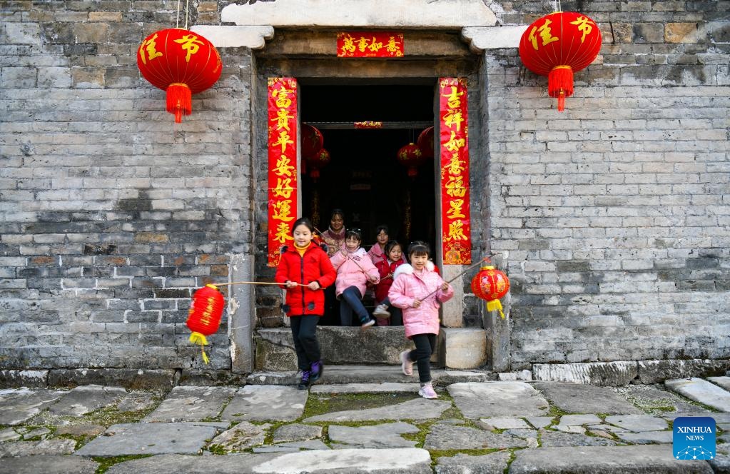 Trẻ em lại một ngôi làng ở thành phố Thường Ninh, tỉnh Hồ Nam, Trung Quốc vui chơi chờ đón Tết Nguyên đán. Ảnh - Xinhua
