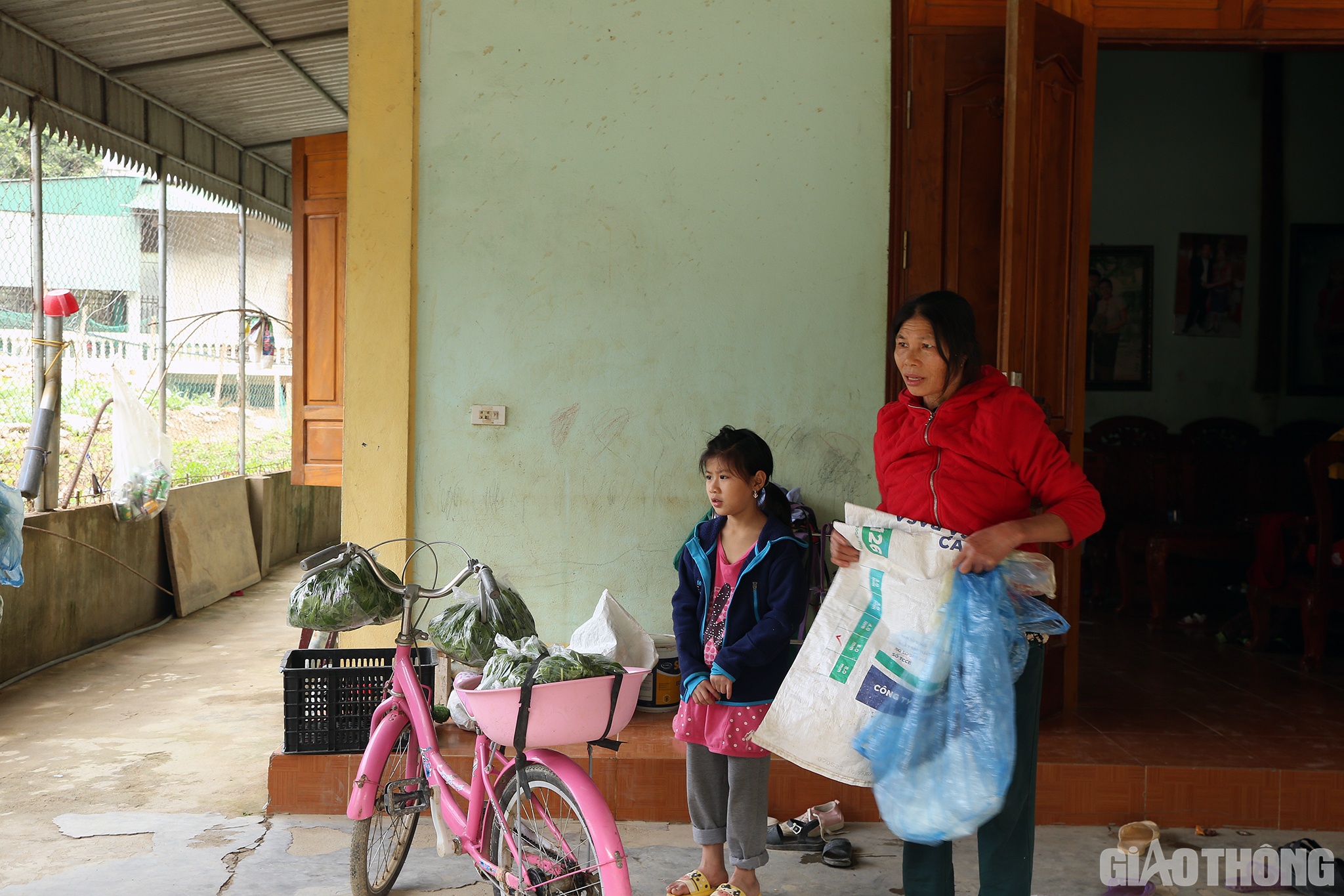 Dù chỉ mới 8 tuổi nhưng ngoài giờ học, em Kha Thị Thảo (cháu ngoại bà Hoà) đã biết phụ giúp bà nhặt rau và ra chợ bán hàng cùng bà. Thảo khoe: Hôm nhiều nhất cháu bán 10 bó rau.