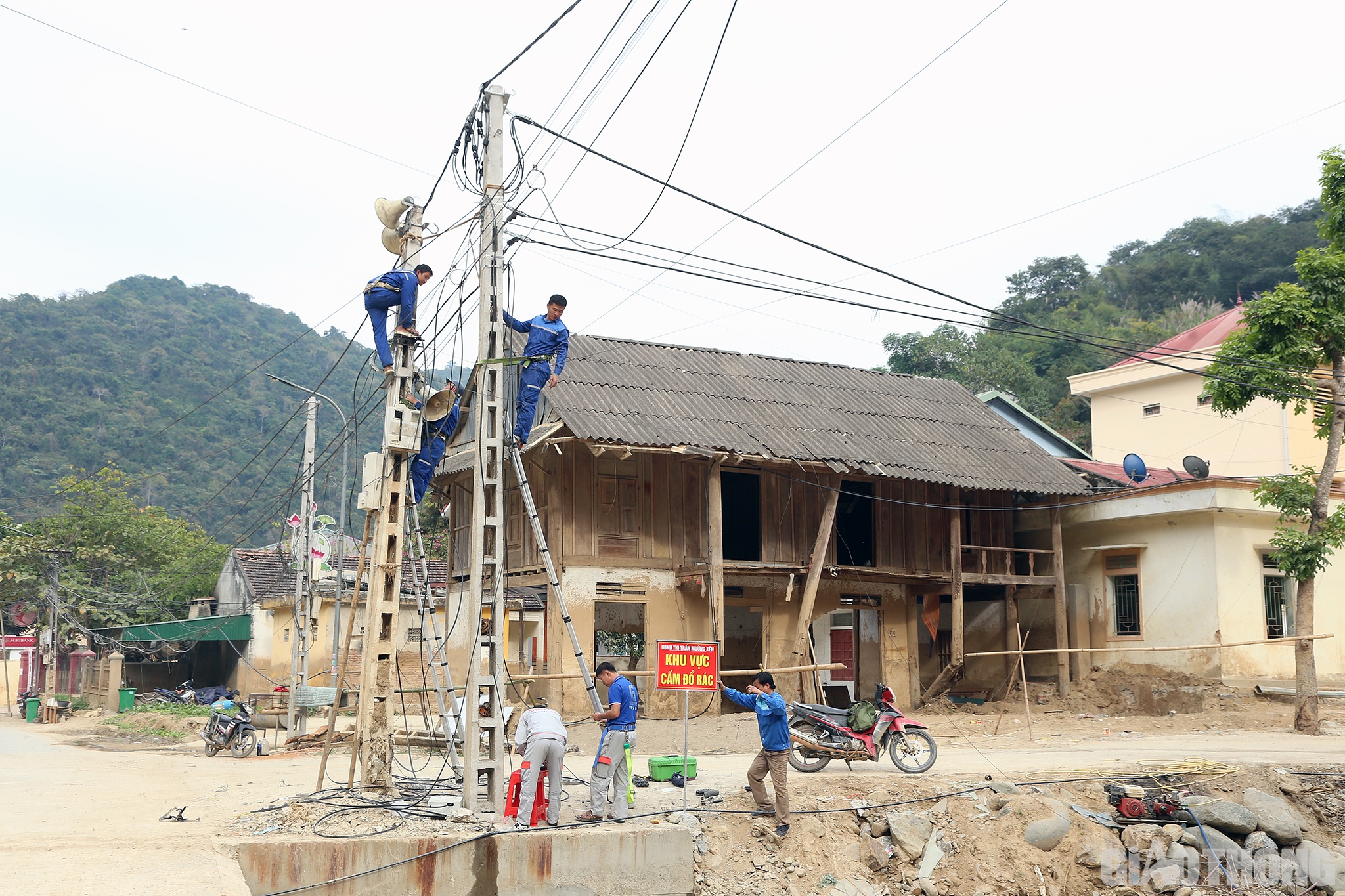 Ông Thò Bá Rê – Phó Chủ tịch UBND huyện Kỳ Sơn cho biết: Các hồ sơ, thủ tục của dự án tái định cư cho những hộ ở xã Tà Cạ chịu ảnh hưởng nặng nề của mưa lũ ở xã Tà Cạ đã được huyện gấp rút hoàn thành.