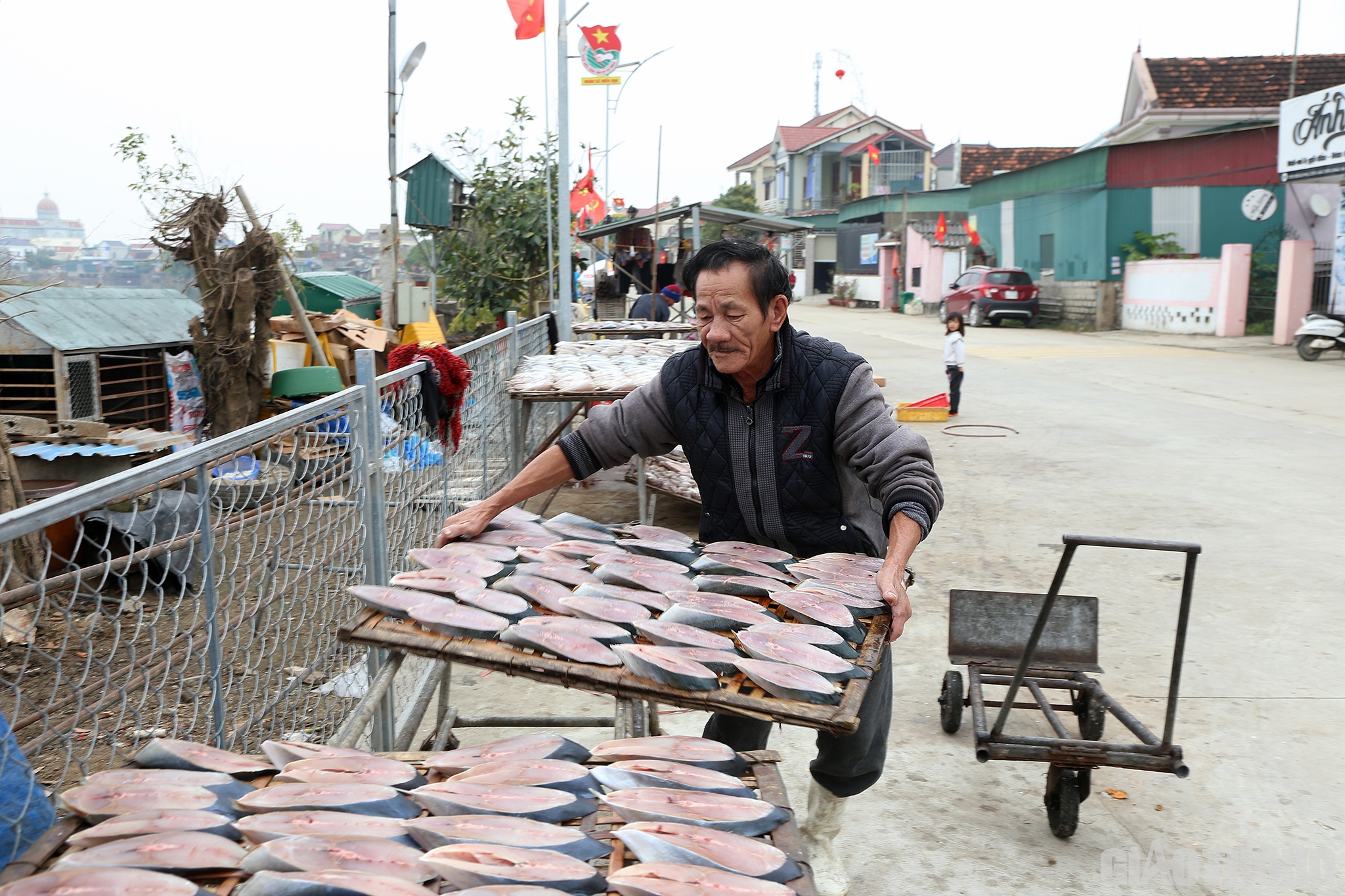 Theo chị Ngọc và anh Long: Để có những con cá nướng thơm ngon, khi ăn người ta nhớ đến mình thì đầu tiên phải chọn nguyên liệu cho thật tươi. Người dân phải đến các bãi biển Diễn Thành, Diễn Bích (huyện Diễn Châu); xa hơn là các cảng biển tại TX Cửa Lò; Quỳnh Phương, Quỳnh Tiến (TX Hoàng Mai),... để lấy cá.